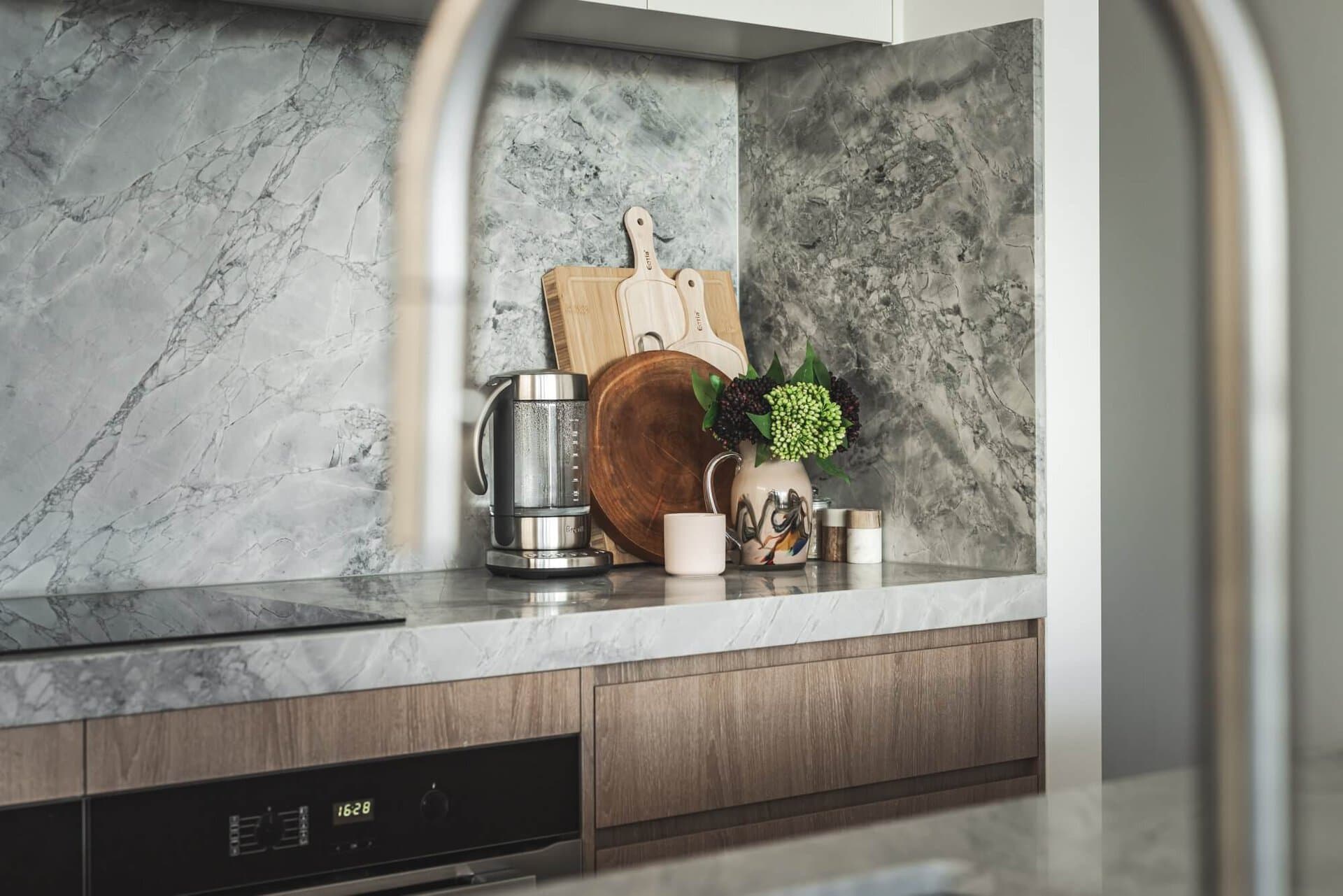 Contemporary kitchen with marble splashback